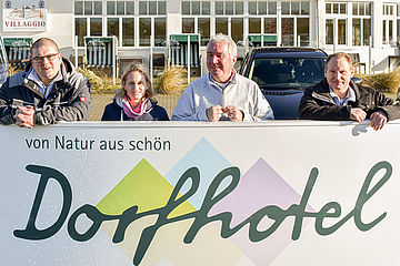 Personen mit Transparent vor dem Dorfhotel in Sylt