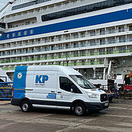 Firmenwagen von Kurt Pagel Elektroanlagen vor dem Schiff AIDAsol