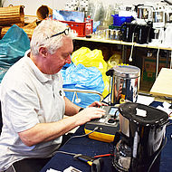 Mitarbeiter der Firma Kurt Pagel Elektroanlagen beim Messen mit einem Messgerät